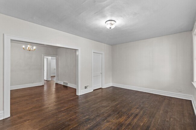 Foto del edificio - 4460 Russell Blvd