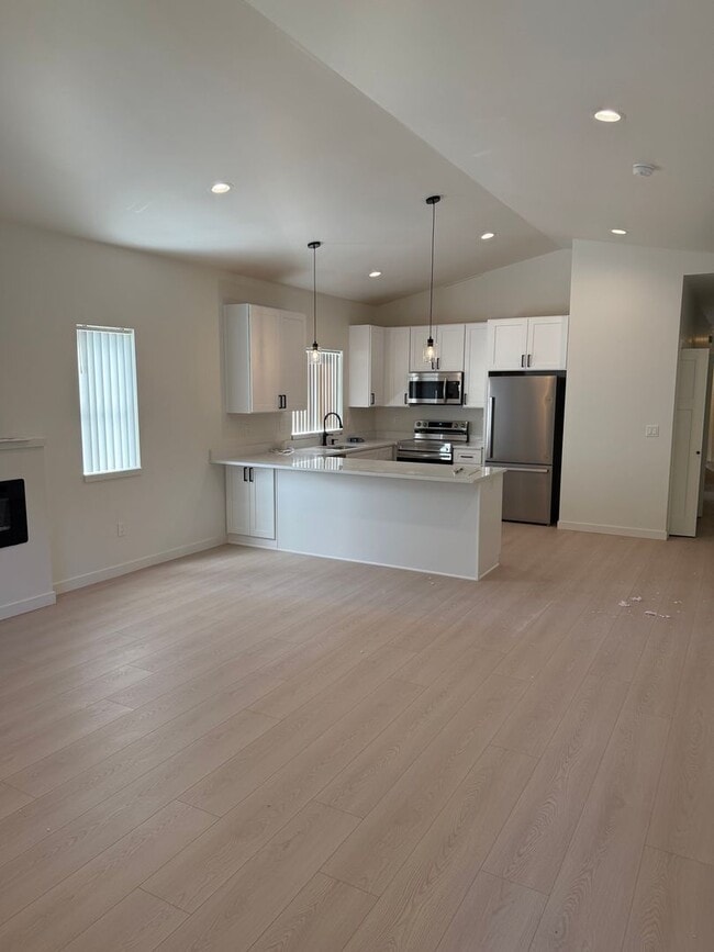 Building Photo - Duplex in CDA !