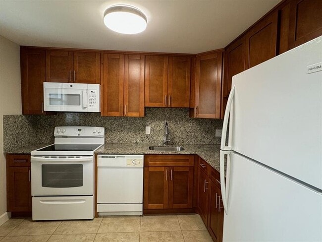 Foto del edificio - 8341 Sands Point Blvd