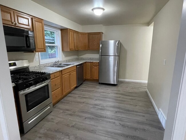 Kitchen - 915 W 3rd St