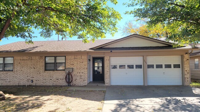 Foto del edificio - Leasing now! Cozy and comfortable 3/2/2 Brick Home Available for August