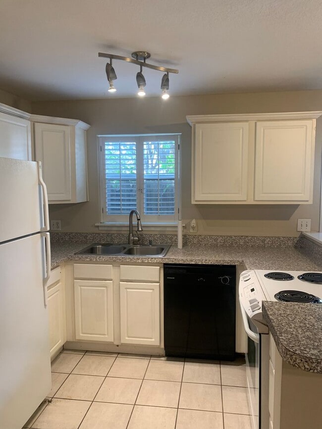 Building Photo - Downtown/Delaney Park apartment