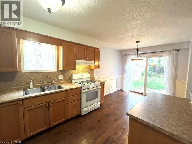 Building Photo - 106 Mountain Mint Crescent