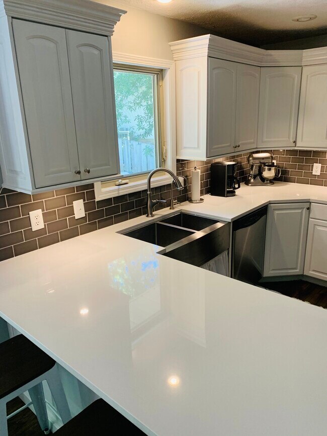 Quartz countertops - 5044 S Chatsworth Ave