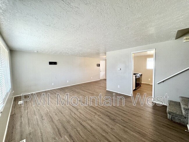 Foto del edificio - 1950 N 1690 W