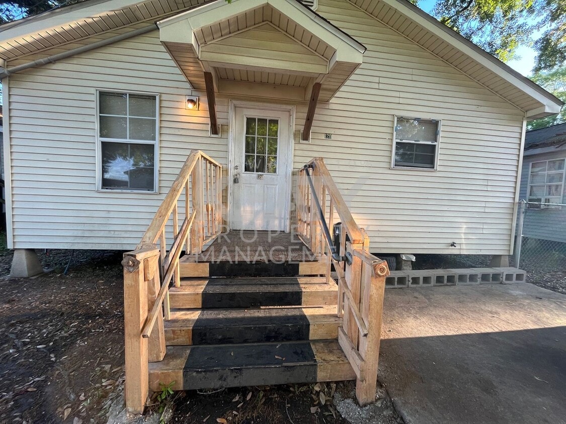 Primary Photo - Three Bedroom Rental Home in Lafayette!