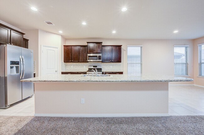Building Photo - Available for immediate move-in!