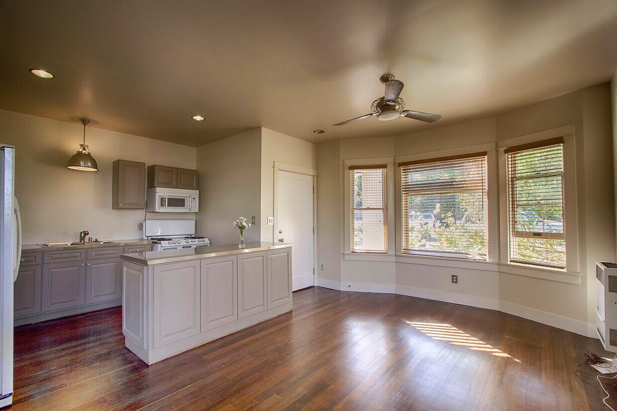 Primary Photo - 808 E Edgeware Rd