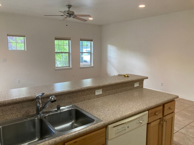 Building Photo - Charming Single-Story Home