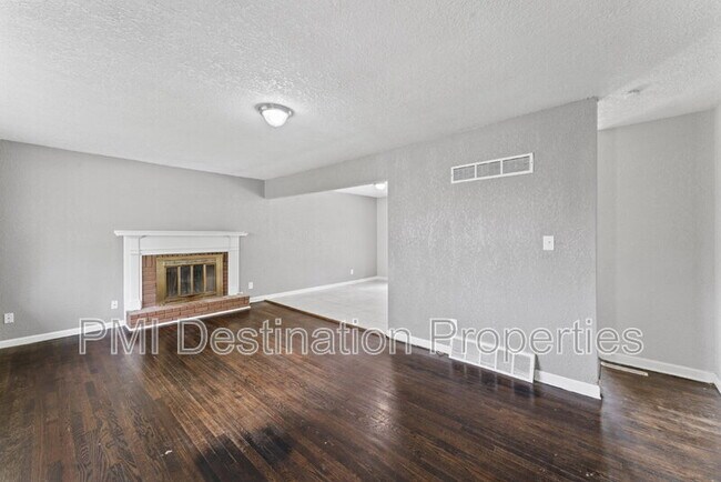 Building Photo - 1923 N 75 Dr