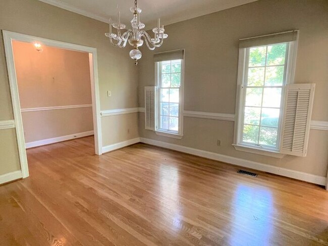 Building Photo - NW Large Home, LR, DR, Granite Counter-top...