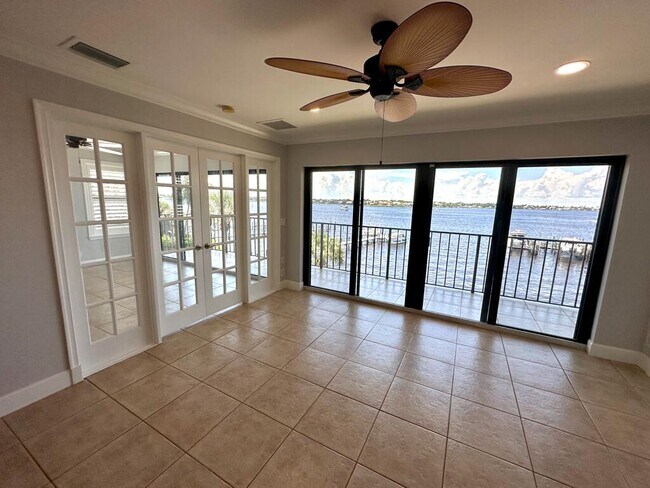 Foto del edificio - 624 SW St Lucie Crescent