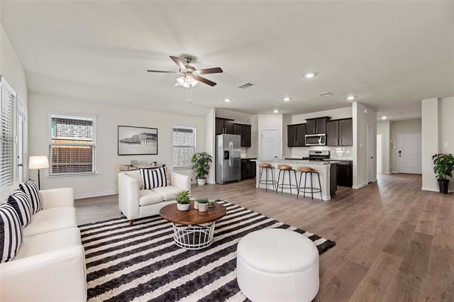 Foto del edificio - 411 Revolution Rd