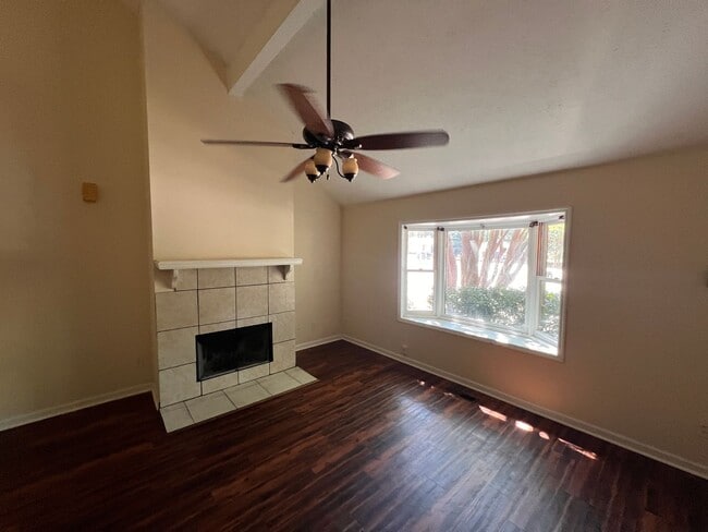 Building Photo - 279 Ivy Ln