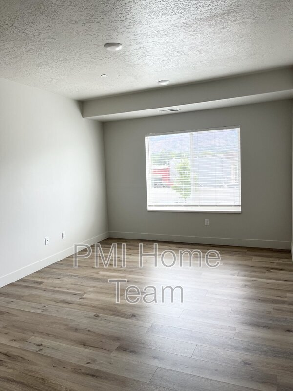 Foto del edificio - 2874 Kiesel Ave