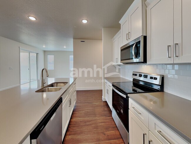 Building Photo - 2990 N Vigo Ave