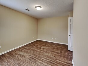 Building Photo - 2306 Hollyfield Ln