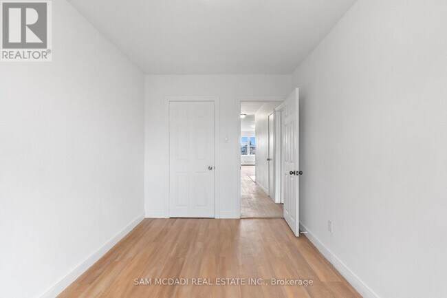 Photo du bâtiment - 1018 Burnhamthorpe Rd E