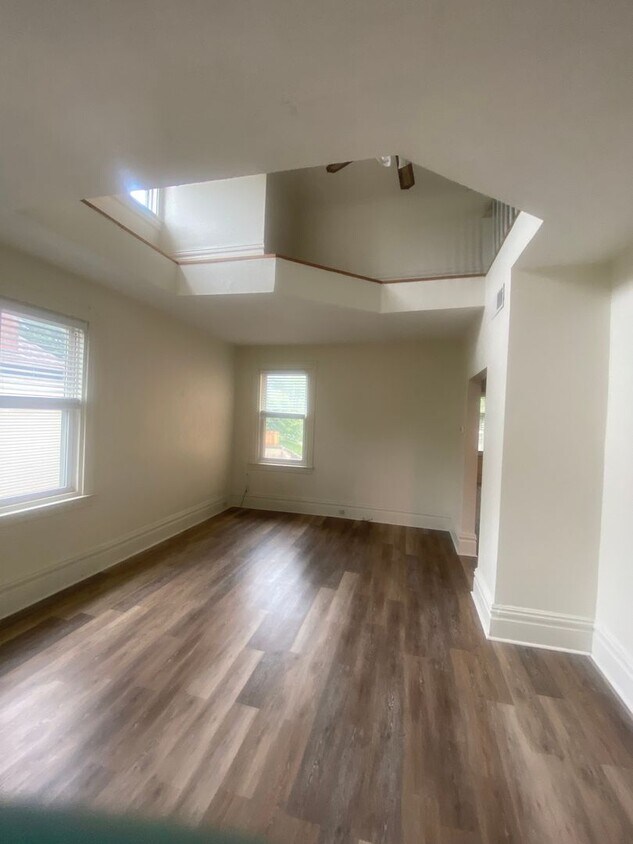 Foto principal - Must see 2 Bed 1 Bath apartment in Bellevue