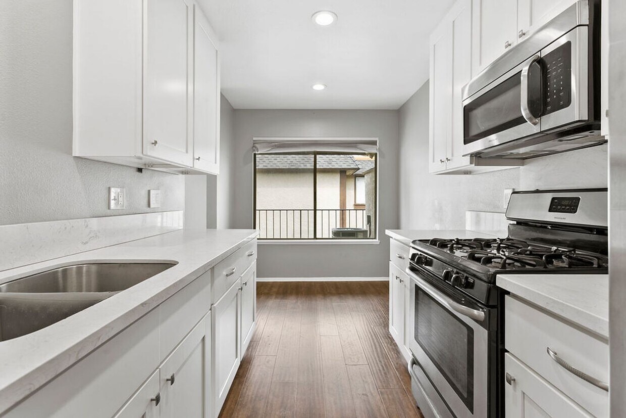 Foto principal - Light & Bright Upgraded Condo!