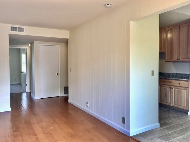 Building Photo - 977 Mangrove Ave