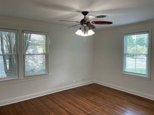 Building Photo - Updated home close to LSU!