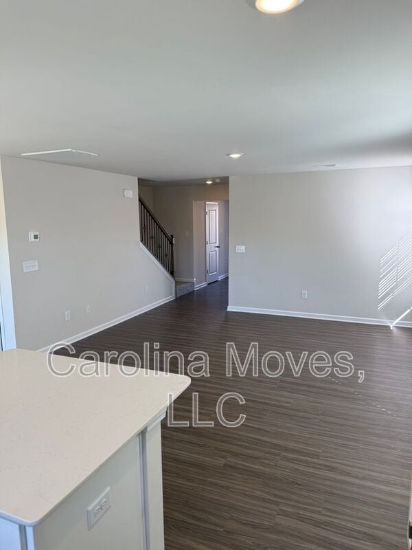 Building Photo - 825 Powder Br Dr