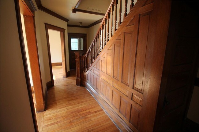 Building Photo - 406 W Center St