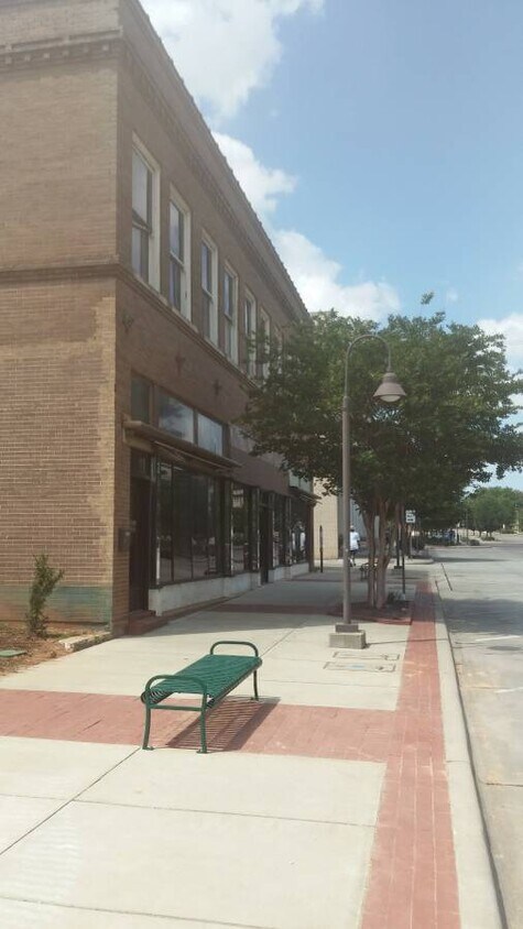 Primary Photo - 211 N Fredonia St