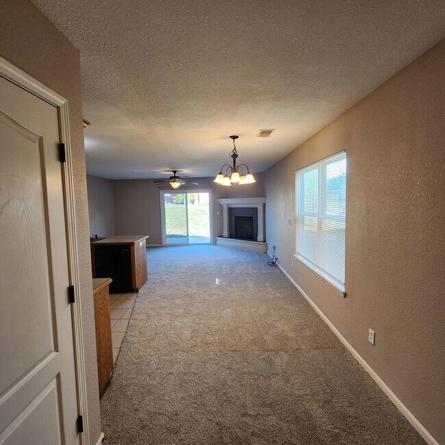 Building Photo - Generously Sized 3 bedroom, 2.5 bathroom i...