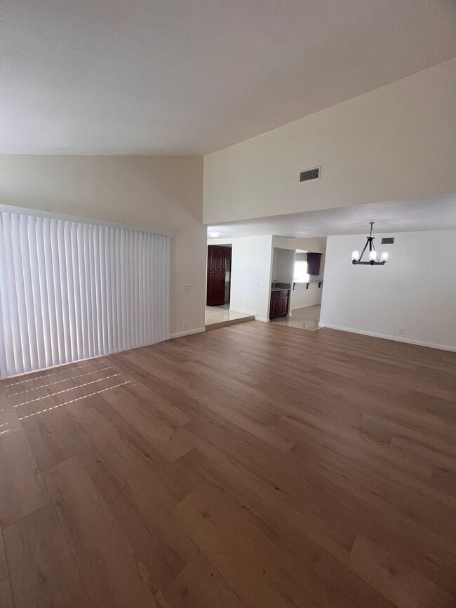 Building Photo - Camarillo - Single story, four bedroom, two bathroom home