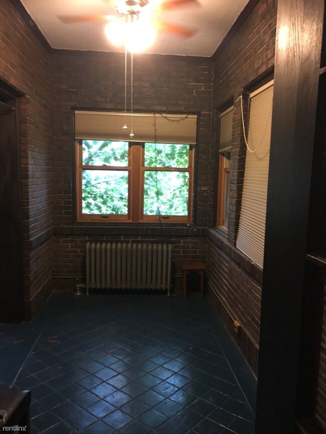Foto del edificio - 2 br, 1 bath Condo - 5716 S Kenwood Ave Apt 2