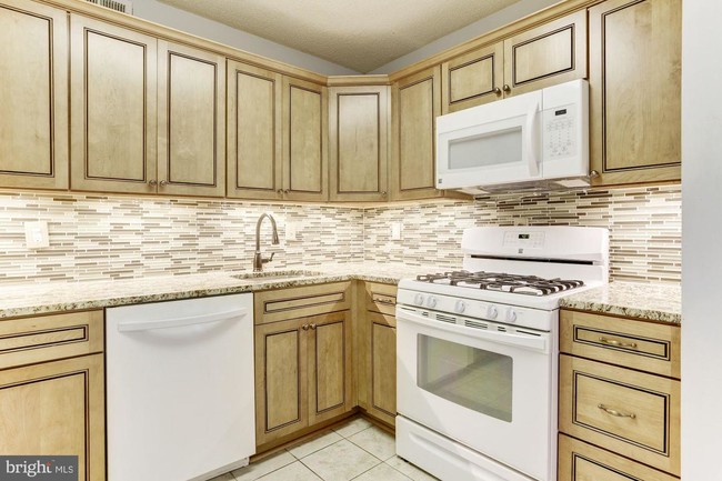 Foto del edificio - 5225 Pooks Hill Rd