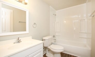 Building Photo - 6110 Glen Lee Dr