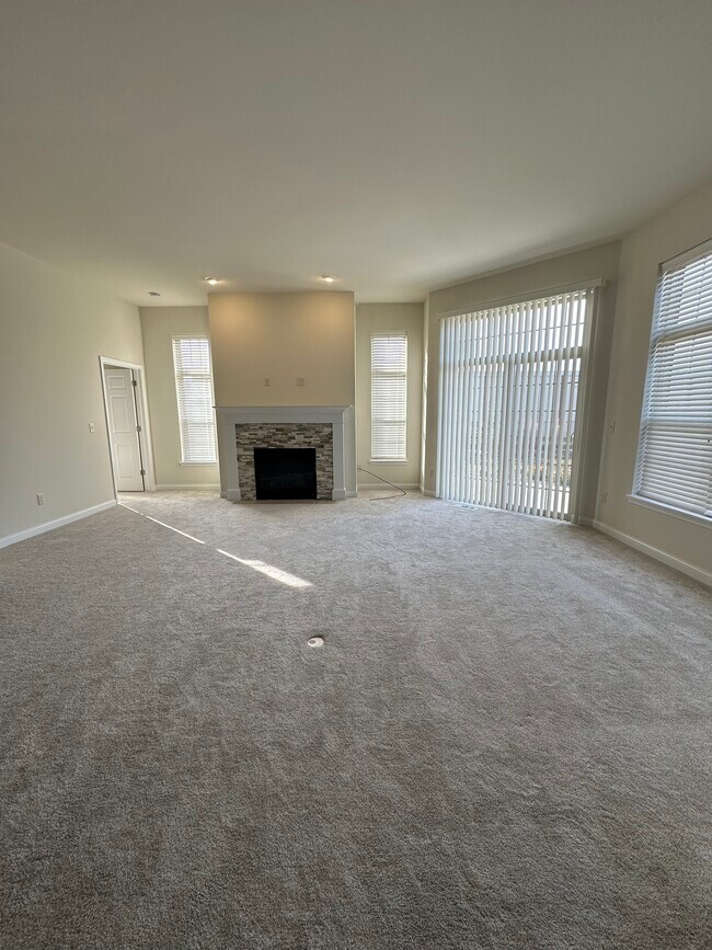Building Photo - Fabulous Brookfield Ranch Style Condo Avai...