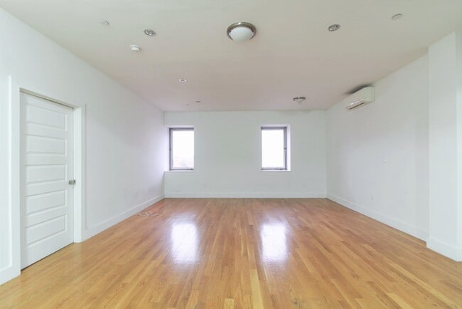 Building Photo - LUXURY 1 BED LOFT in Queens!