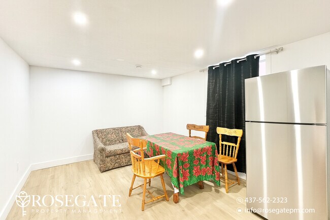 Photo du bâtiment - Cozy 1-Bedroom Basement Apartment with Parking in North London