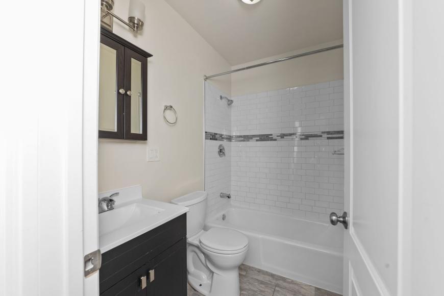 Building Photo - 2 bedroom in Chicago IL 60613