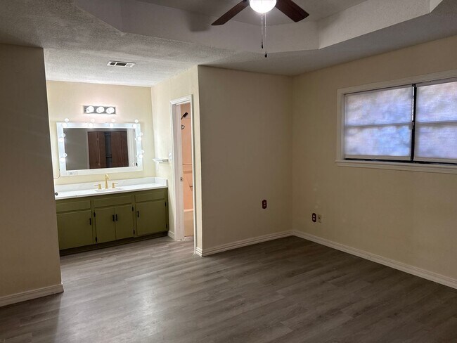 Building Photo - 1742 Byron Dr