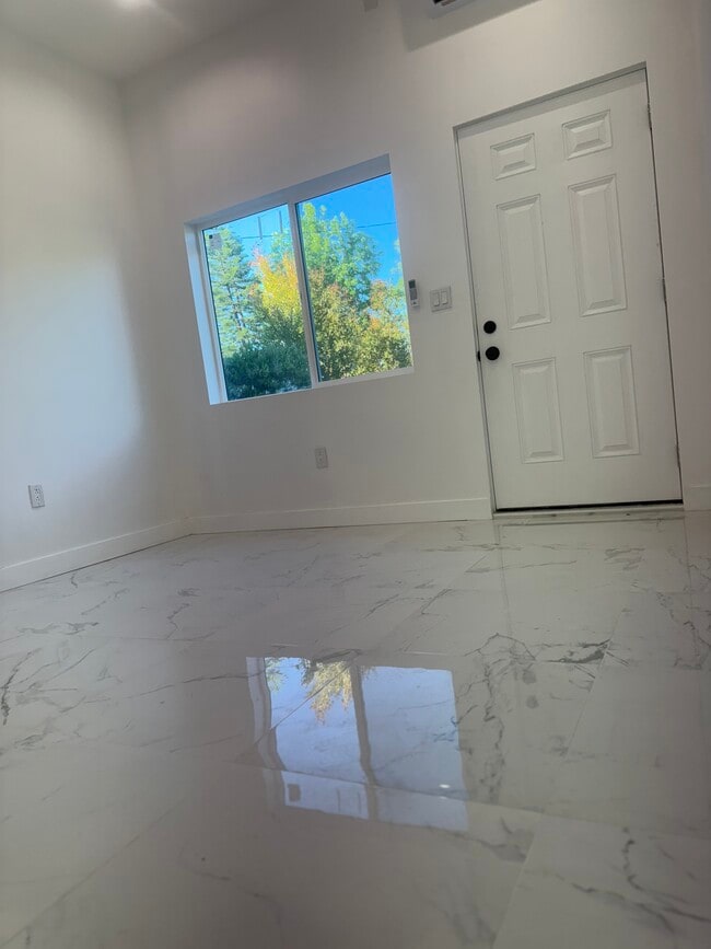 Foto del edificio - 4525 Dunsmore Ave