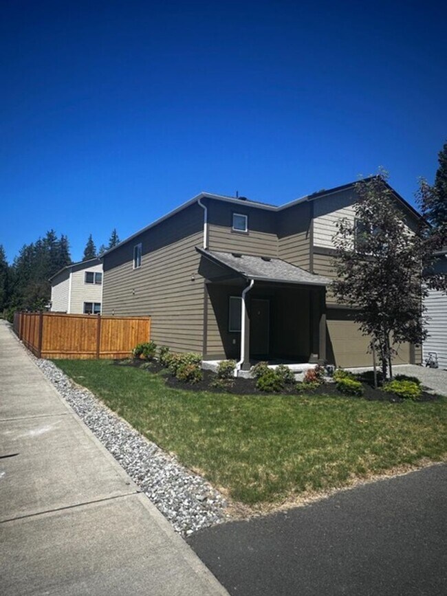 Building Photo - Spacious, modern 5-bed, 2.75-bath in sough...