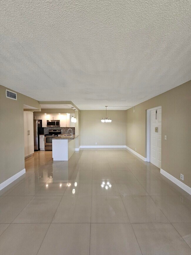 Foto del edificio - 728 Sunny Pine Way