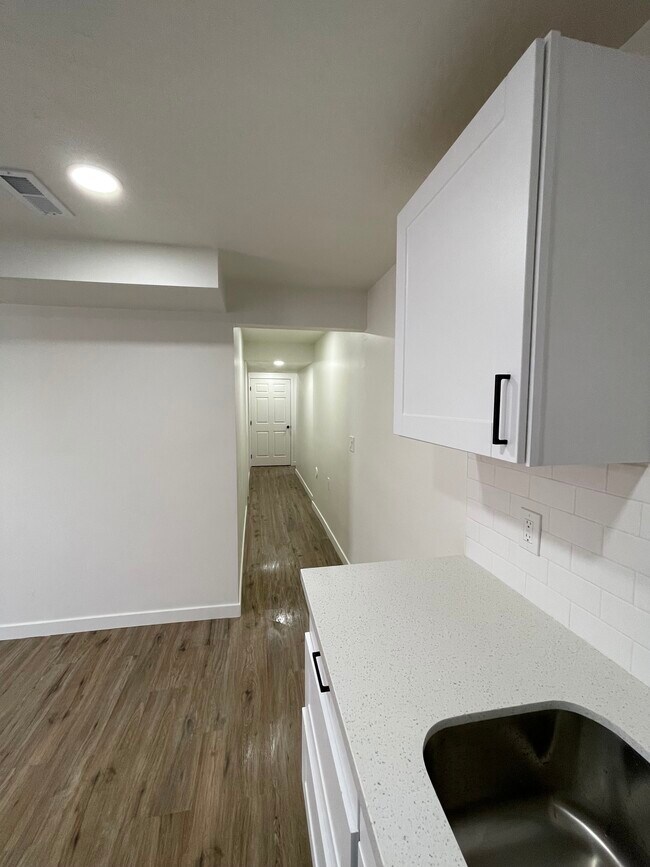 Building Photo - 844 N Basalt