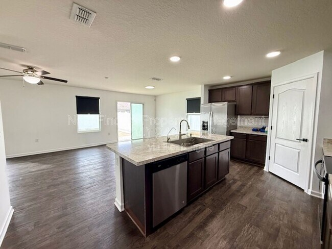 Foto del edificio - 3640 Alta Lakes Blvd