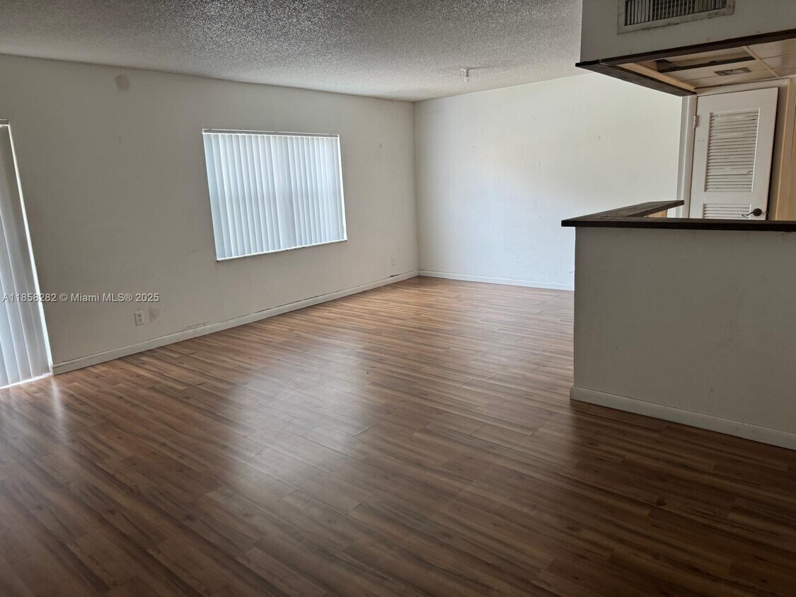 Foto principal - 17901 NW 68th Ave