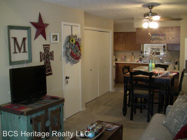 Building Photo - 1102 Spring Loop