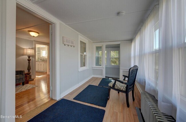 Building Photo - Centrally located 2 Bedroom, 2 Bathroom ho...