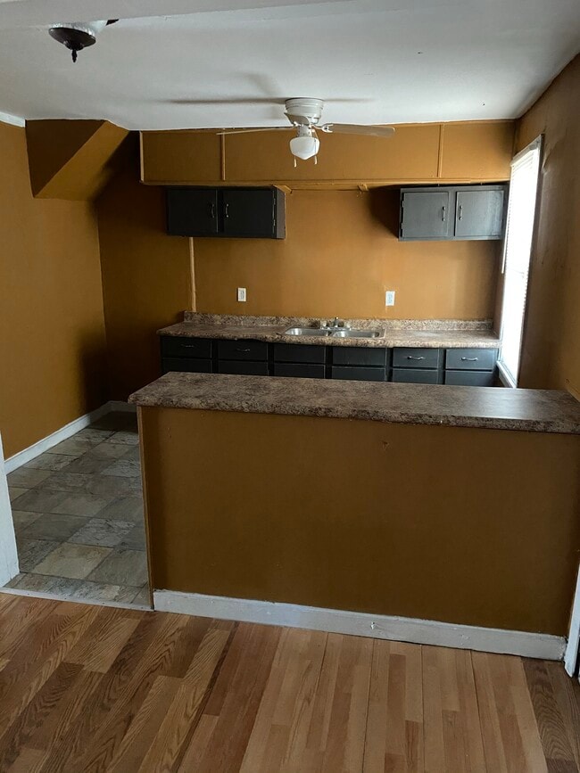 Building Photo - N Louis R112303