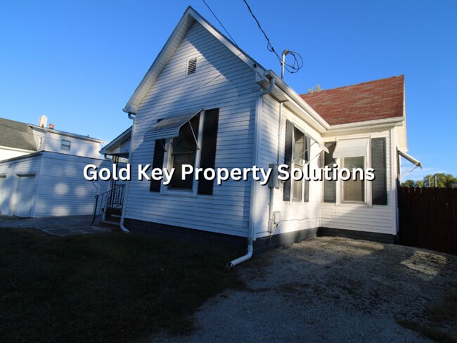 Building Photo - Spacious 1 BR 1 BA House with Fenced Backy...