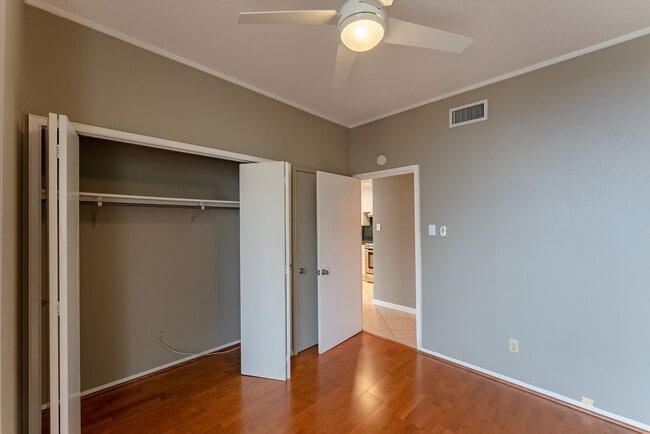 Building Photo - Luxurious 2-Bed Condo close UT!